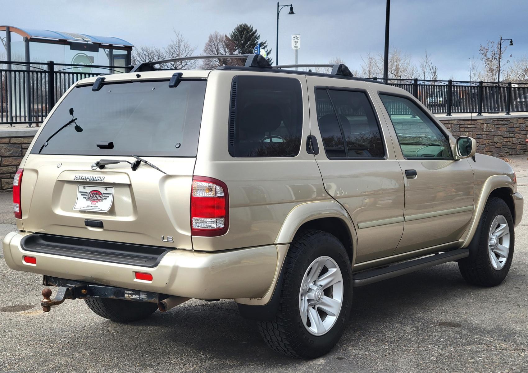 2002 Gold /Tan Nissan Pathfinder LE (JN8DR09Y22W) with an 3.5L v6 engine, Automatic transmission, located at 450 N Russell, Missoula, MT, 59801, (406) 543-6600, 46.874496, -114.017433 - 4WD SUV. 3.5L V6. Automatic Transmission. Heated Seats. Power Leather Seats. Power Sunroof. Air. Cruise. Tilt. AM FM CD Player. Power Windows and Locks. Because of the age, Financing is not available on this vehicle. - Photo #5